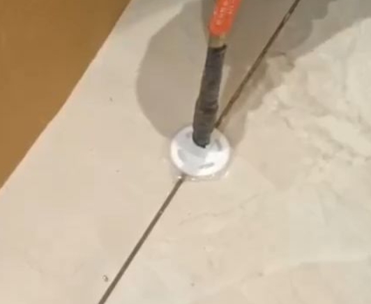 鹰手营瓷砖空鼓维修公司专业解答瓷砖在铺贴过程中，如果没有涂抹均匀到位的粘结材料（如水泥砂浆或瓷砖胶），可能会导致以下问题