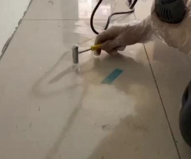 鹰手营瓷砖开裂维修公司专业分享瓷砖在铺贴前如果没有沥干水分，将会导致以下问题